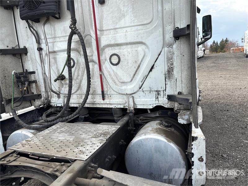 Freightliner Cascadia 126 6x4 T/A Sleeper Truck Tractor Sattelzugmaschinen