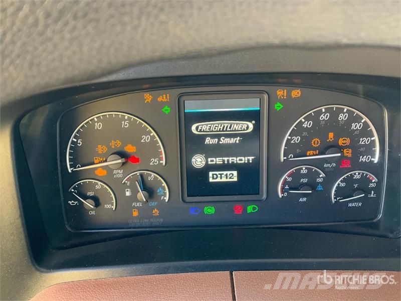 Freightliner Cascadia 126 6x4 T/A Sleeper Truck Tractor وحدات الجر