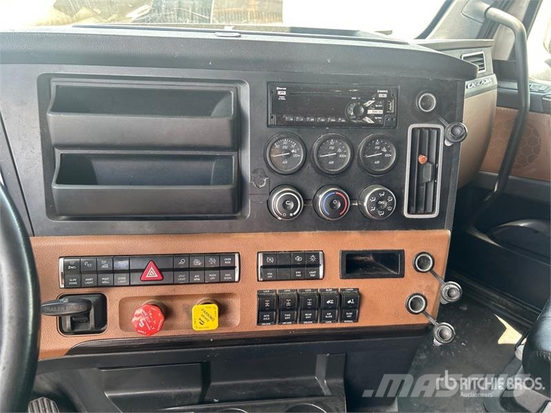 Freightliner Cascadia 126 6x4 T/A Sleeper Truck Tractor Motrici e Trattori Stradali