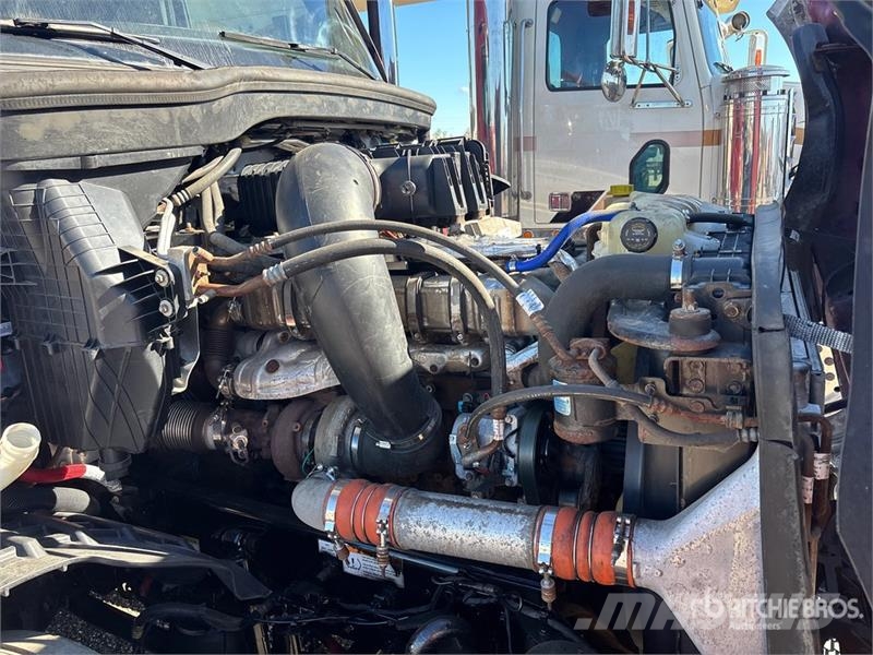 Freightliner Cascadia 126 6x4 T/A Sleeper Truck Tractor Tegljači
