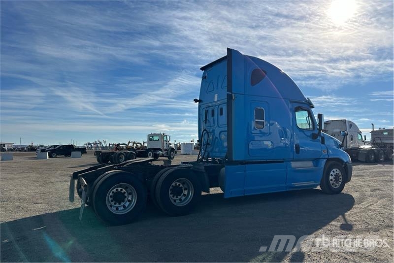 Freightliner Cascadia 125 6x4 T/A Sleeper Truck Tractor Tegljači