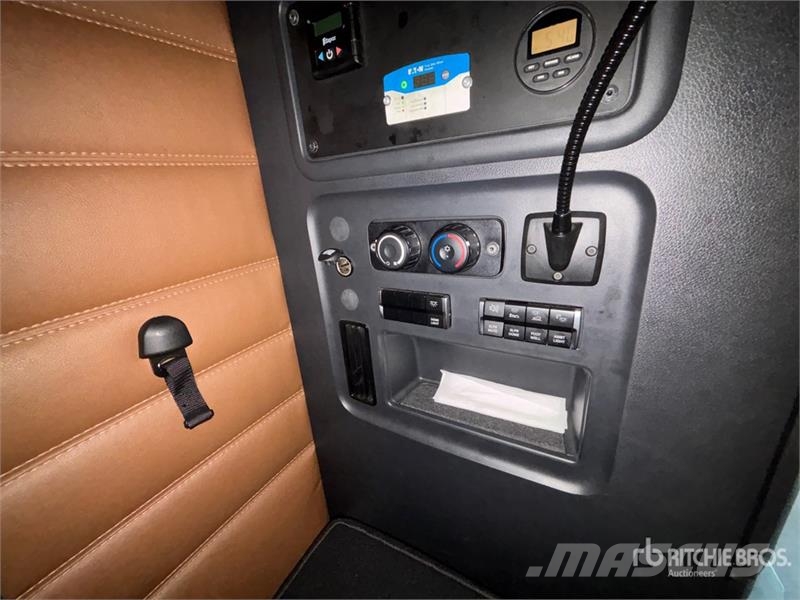 Freightliner Cascadia 126 6x4 T/A Sleeper Truck Tractor Тягачі