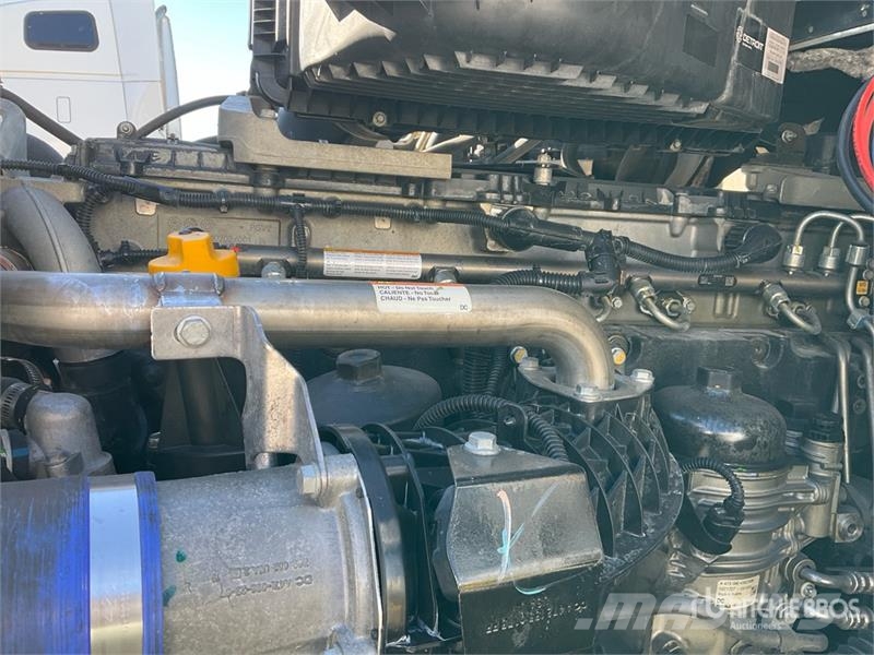 Freightliner Cascadia 126 6x4 T/A Sleeper Truck Tractor وحدات الجر