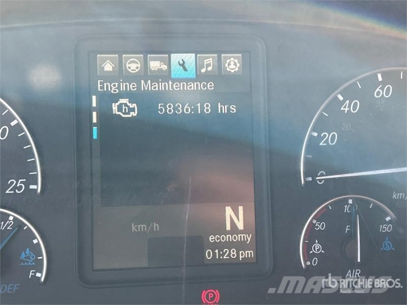 Freightliner Cascadia 126 6x4 T/A Sleeper Truck Tractor Sattelzugmaschinen