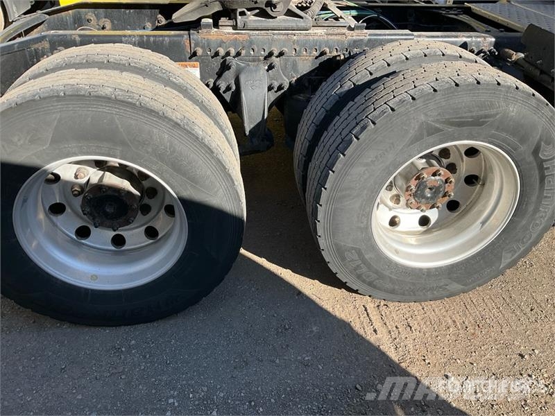 Freightliner Cascadia 126 6x4 T/A Sleeper Truck Tractor وحدات الجر