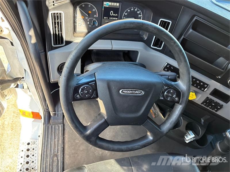 Freightliner Cascadia 126 6x4 T/A Sleeper Truck Tractor Тягачі