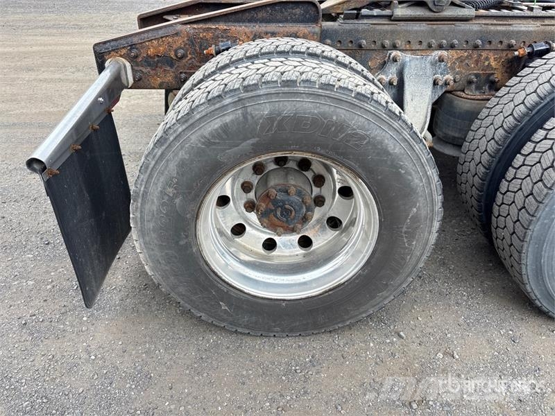 Freightliner Cascadia 125 6x4 T/A Sleeper Truck Tractor Vetopöytäautot