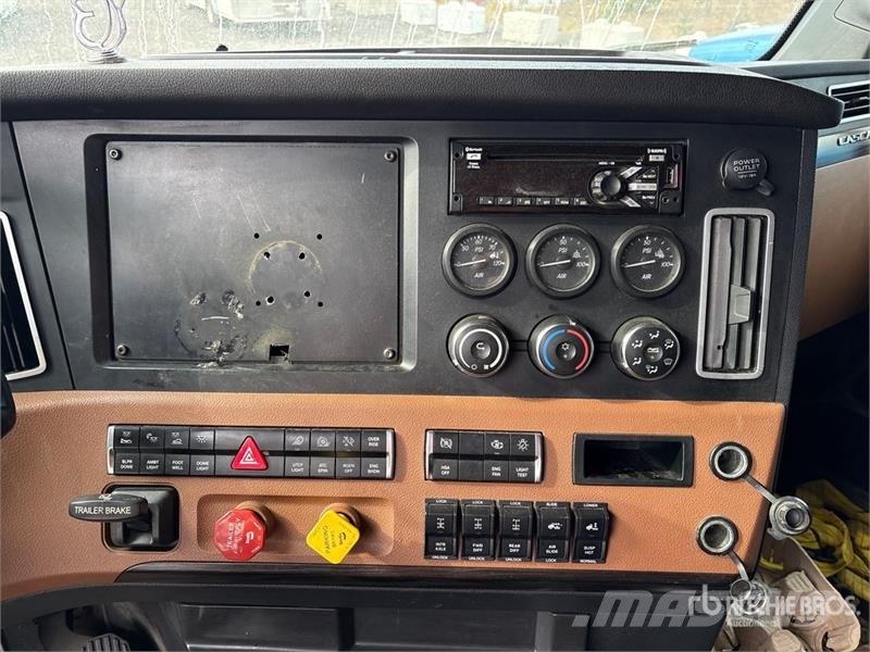 Freightliner Cascadia 126 6x4 T/A Sleeper Truck Tractor Sattelzugmaschinen