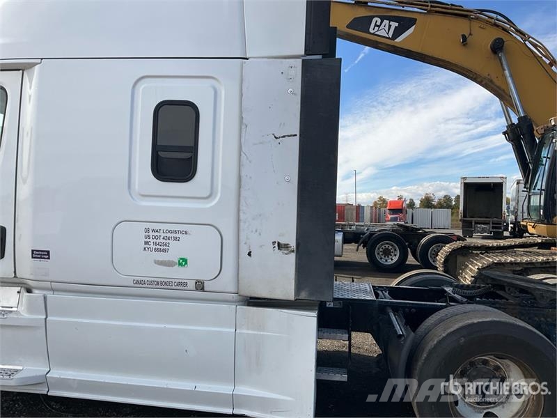 Freightliner Cascadia 126 6x4 T/A Sleeper Truck Tractor Vlačilci