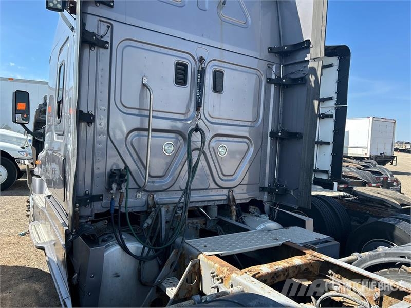 Freightliner Cascadia 125 6x4 T/A Sleeper Truck Tractor Tegljači