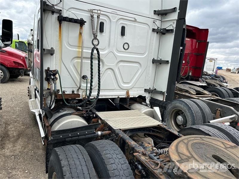 Freightliner Cascadia 126 6x4 T/A Sleeper Truck Tractor (Inoper Tractores (camiões)