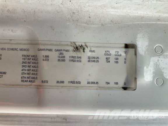 Freightliner Cascadia 126 6x4 T/A Sleeper Truck Tractor Traktorske jedinice