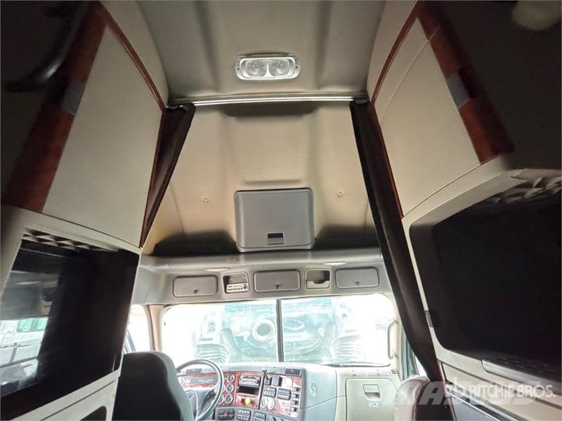 Freightliner Cascadia 125 6x4 T/A Sleeper Truck Tractor Vetopöytäautot