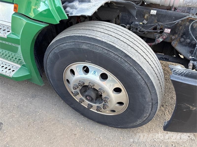Freightliner Cascadia 126 6x4 T/A Sleeper Truck Tractor Tegljači