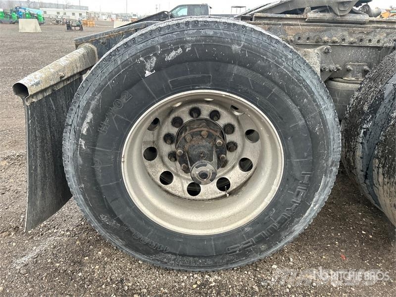 Freightliner Cascadia 126 T/A Sleeper Truck Tractor Tractor Units