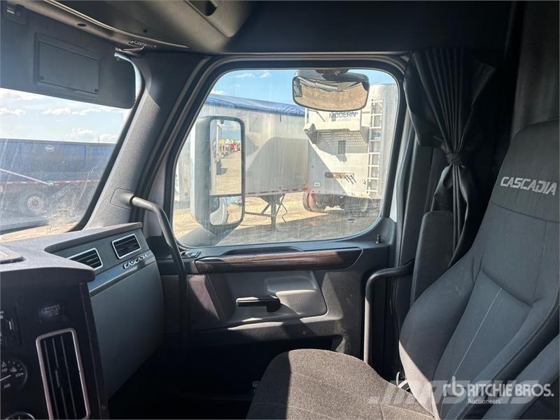 Freightliner Cascadia 126 6x4 T/A Sleeper Truck Tractor (Inoper Tegljači