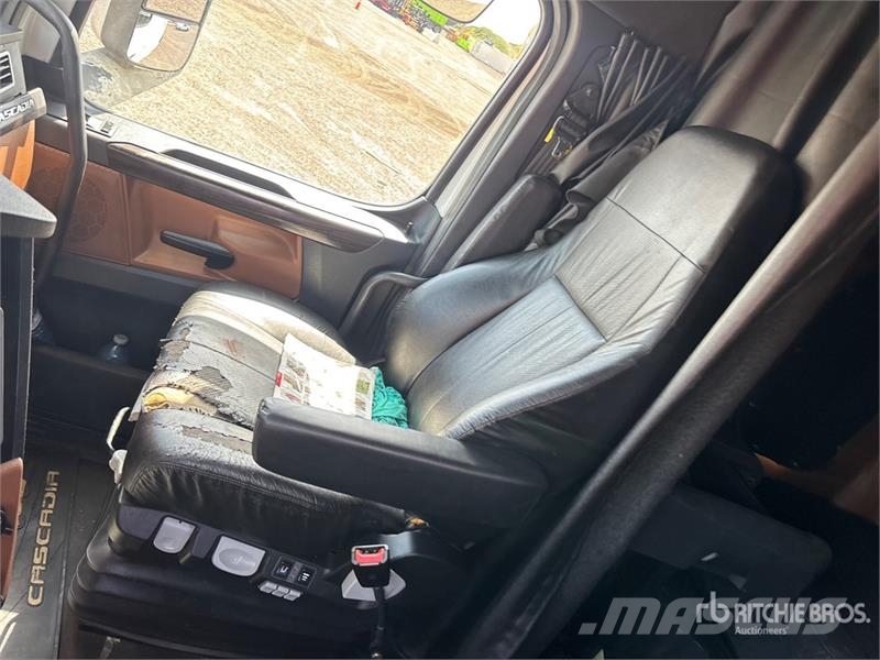 Freightliner Cascadia 126 6x4 T/A Sleeper Truck Tractor Vetopöytäautot