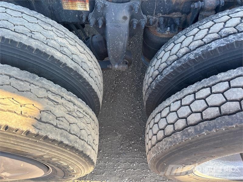 Freightliner Cascadia 126 6x4 T/A Sleeper Truck Tractor Седельные тягачи