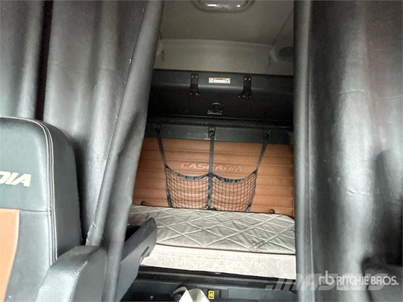 Freightliner Cascadia 126 6x4 T/A Sleeper Truck Tractor (Inoper Tractores (camiões)