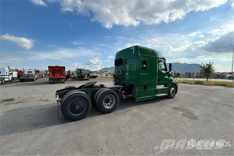 Freightliner Cascadia 126 6x4 T/A Sleeper Truck Tractor Tegljači