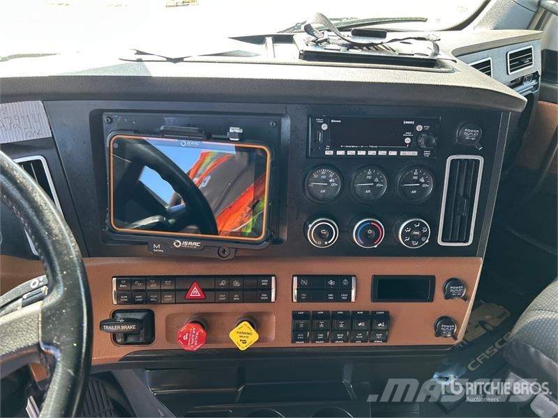 Freightliner Cascadia 126 6x4 T/A Sleeper Truck Tractor وحدات الجر