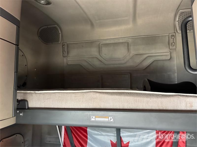Freightliner Cascadia 125 6x4 T/A Sleeper Truck Tractor Trekkvogner
