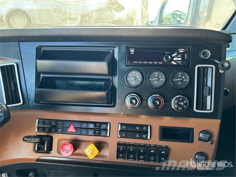 Freightliner Cascadia 126 6x4 T/A Sleeper Truck Tractor Sattelzugmaschinen