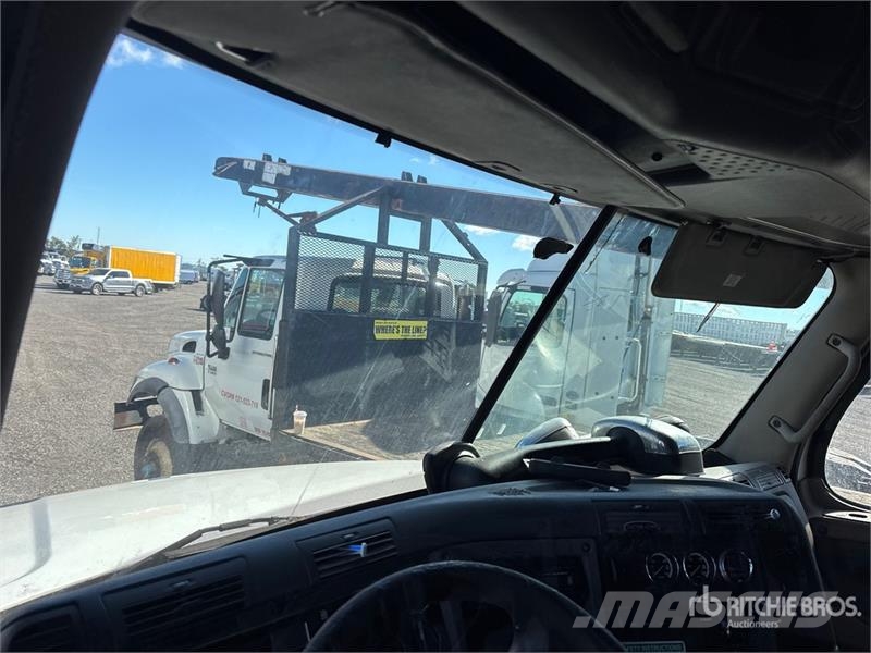 Freightliner Cascadia 125 6x4 T/A Sleeper Truck Tractor (Inoper Vetopöytäautot