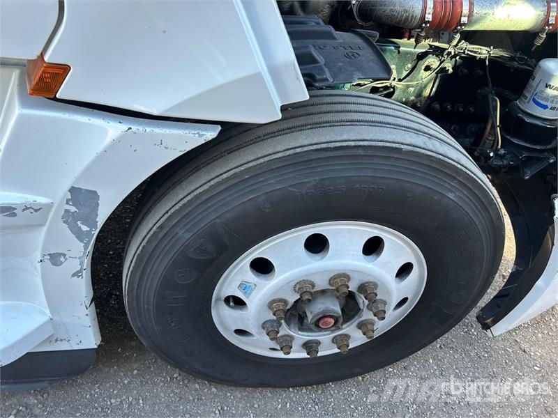 Freightliner Cascadia 126 6x4 T/A Sleeper Truck Tractor Sattelzugmaschinen