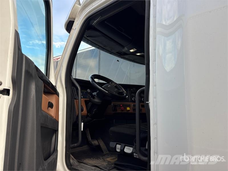 Freightliner Cascadia 126 6x4 T/A Sleeper Truck Tractor Tegljači