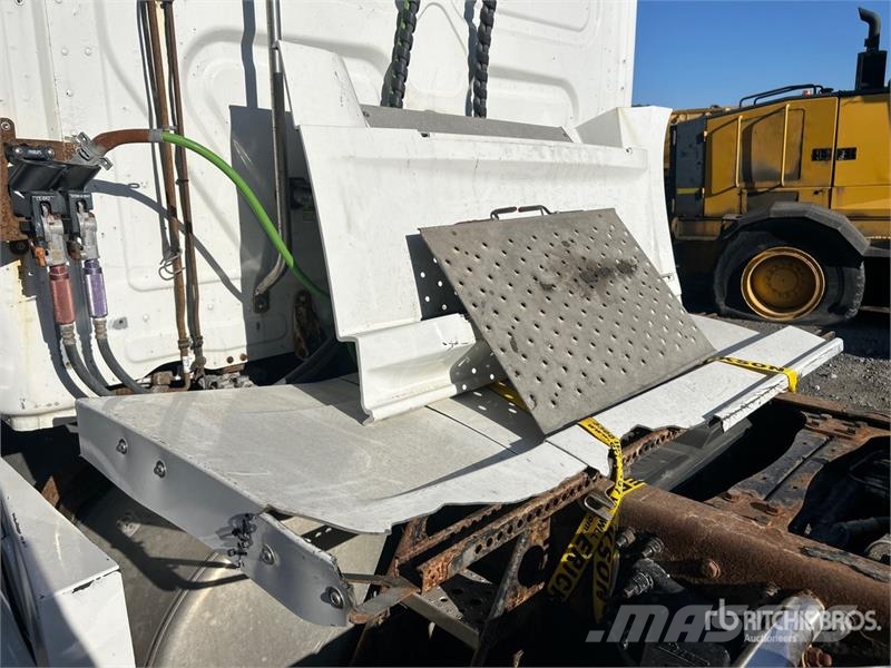 Freightliner Cascadia 126 6x4 T/A Sleeper Truck Tractor (Inoper Тягачі