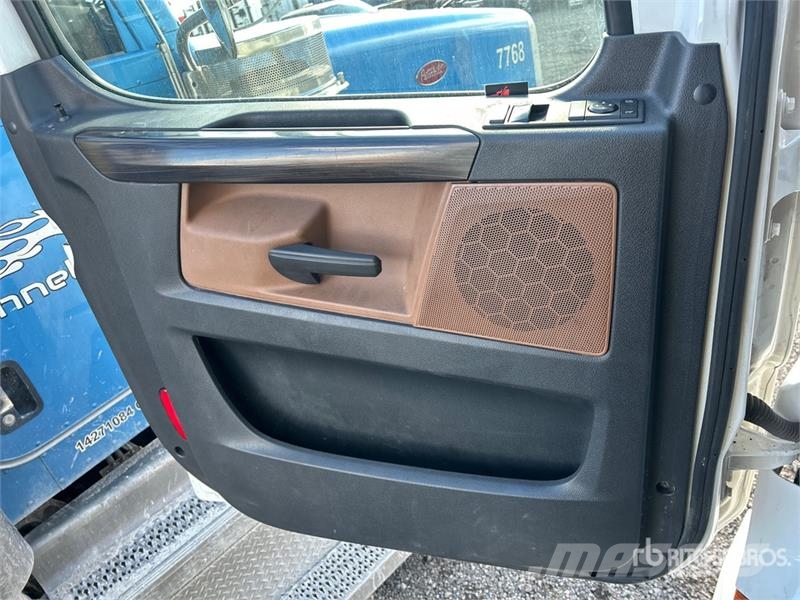 Freightliner Cascadia 126 6x4 T/A Sleeper Truck Tractor Cabezas tractoras
