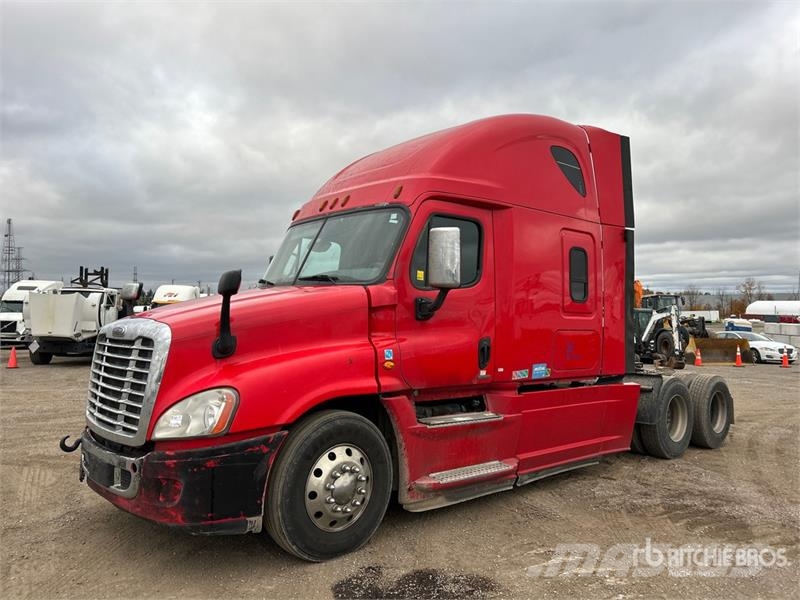 Freightliner Cascadia 125 6x4 T/A Sleeper Truck Tractor Vetopöytäautot