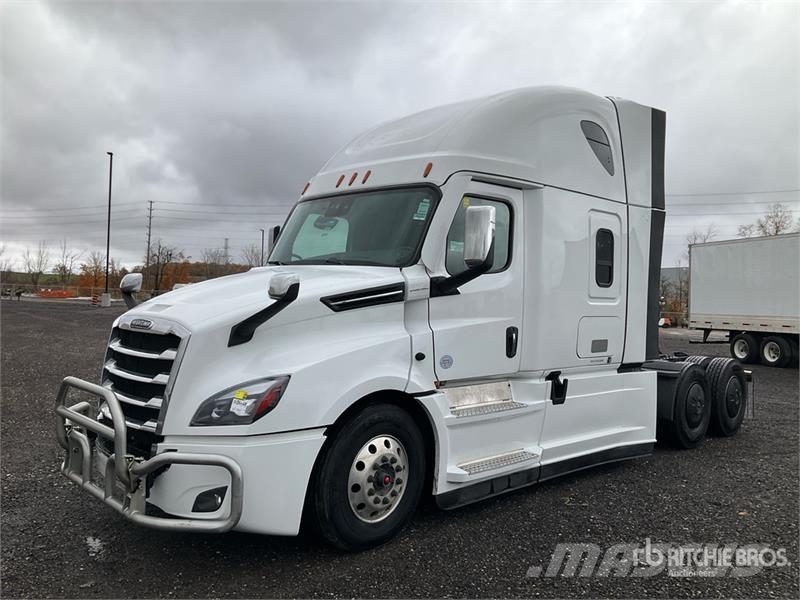 Freightliner Cascadia 126 6x4 T/A Sleeper Truck Tractor Vetopöytäautot