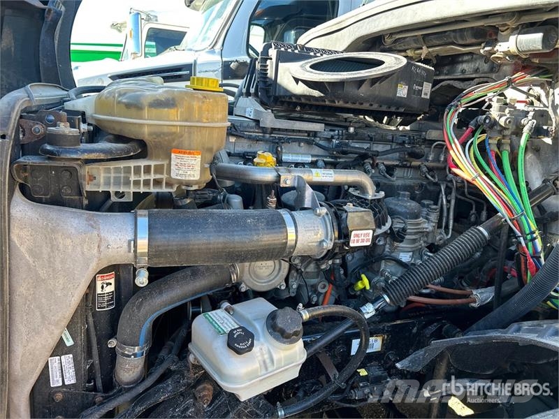 Freightliner Cascadia 126 6x4 T/A Sleeper Truck Tractor Tractor Units