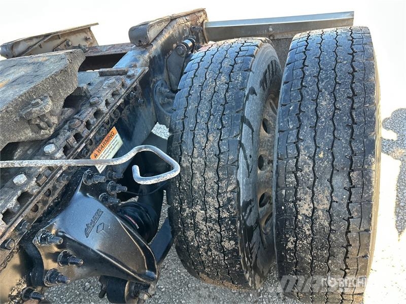 Freightliner Cascadia 126 6x4 T/A Sleeper Truck Tractor Camiones tractor