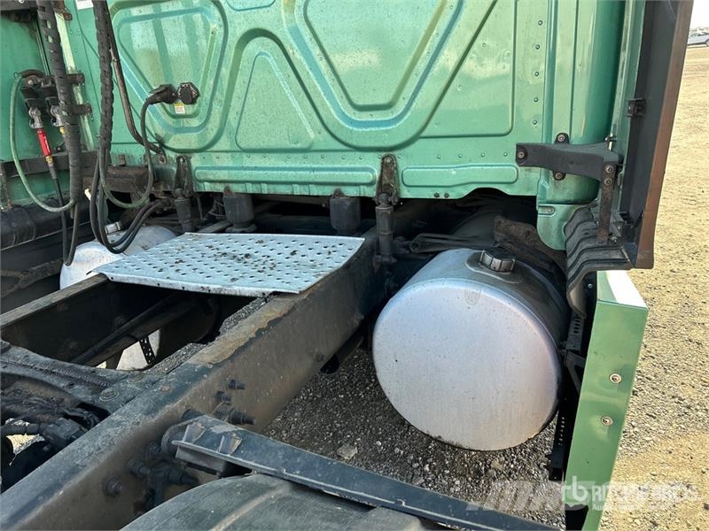 Freightliner Cascadia 126 6x4 T/A Sleeper Truck Tractor Nyergesvontatók