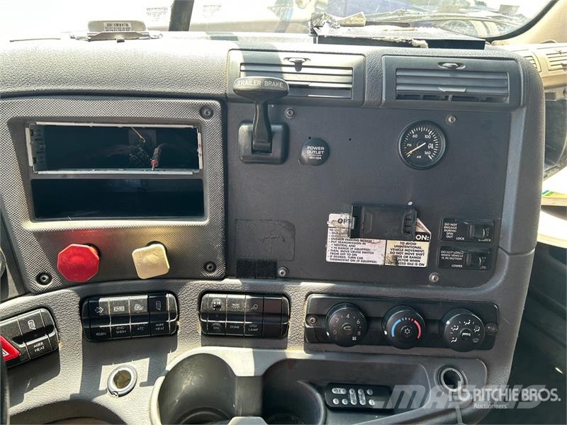 Freightliner Cascadia 125 6x2 T/A Sleeper Truck Tractor (Inoper Tegljači