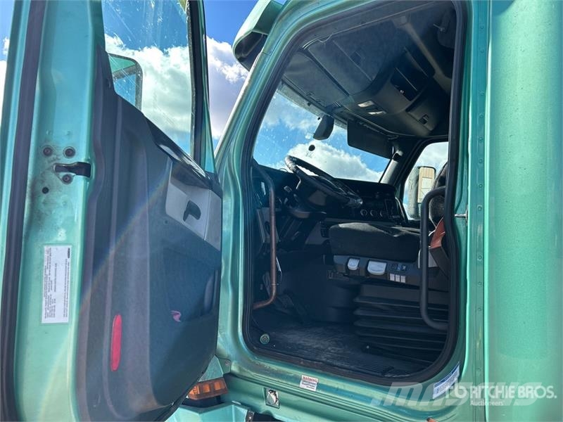 Freightliner Cascadia 126 6x4 T/A Sleeper Truck Tractor Nyergesvontatók