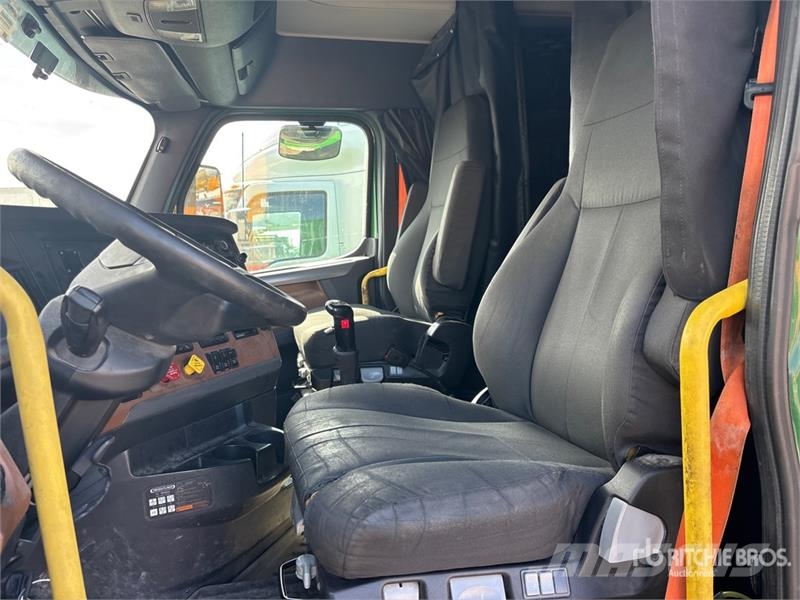 Freightliner Cascadia 126 6x4 T/A Sleeper Truck Tractor Тягачі