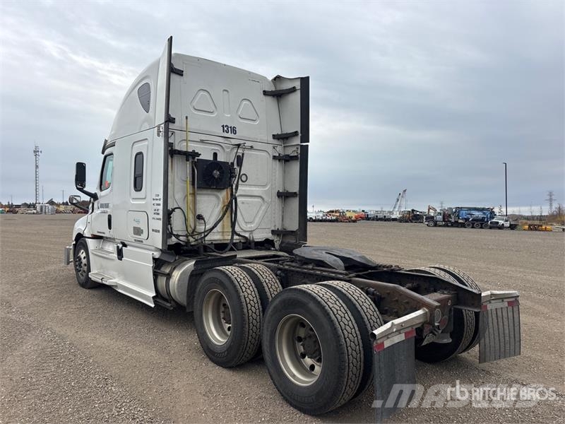 Freightliner Cascadia 126 6x4 T/A Sleeper Truck Tractor Тягачі