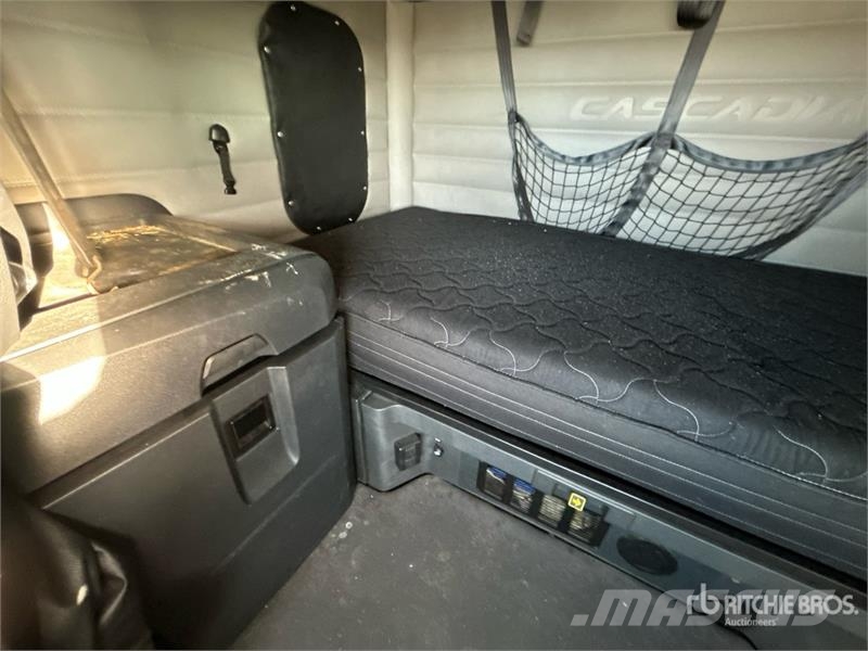 Freightliner Cascadia 126 6x4 T/A Sleeper Truck Tractor Vetopöytäautot