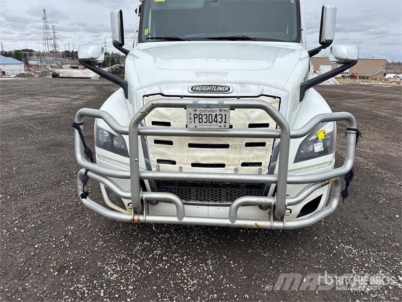 Freightliner Cascadia 126 6x4 T/A Sleeper Truck Tractor Тягачі