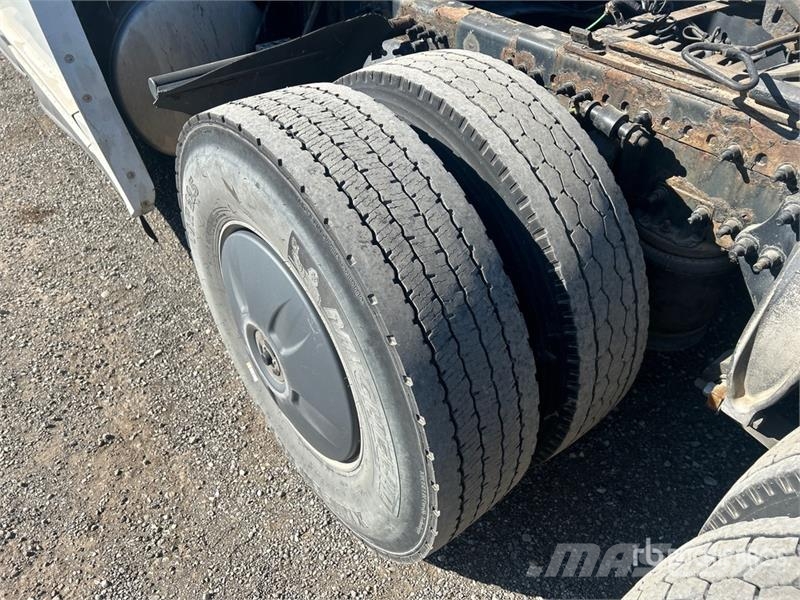 Freightliner Cascadia 126 6x4 T/A Sleeper Truck Tractor Nyergesvontatók