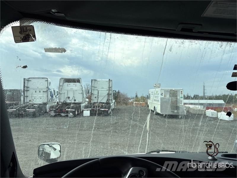 Freightliner Cascadia 126 6x4 T/A Sleeper Truck Tractor Sattelzugmaschinen