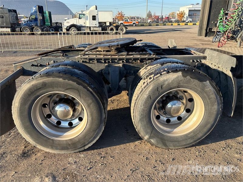 Freightliner Cascadia 126 6x4 T/A Sleeper Truck Tractor Tegljači