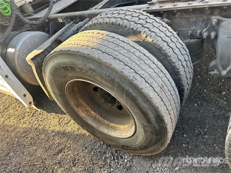 Freightliner Cascadia 126 6x4 T/A Sleeper Truck Tractor Vlačilci