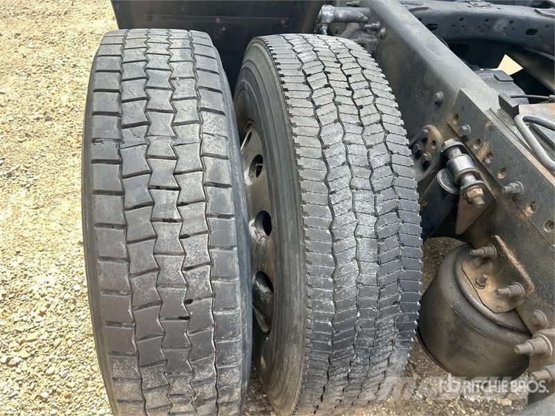 Freightliner Cascadia 125 6x4 T/A Sleeper Truck Tractor (Inoper Sattelzugmaschinen