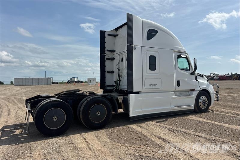 Freightliner Cascadia 126 6x4 T/A Sleeper Truck Tractor Тягачі