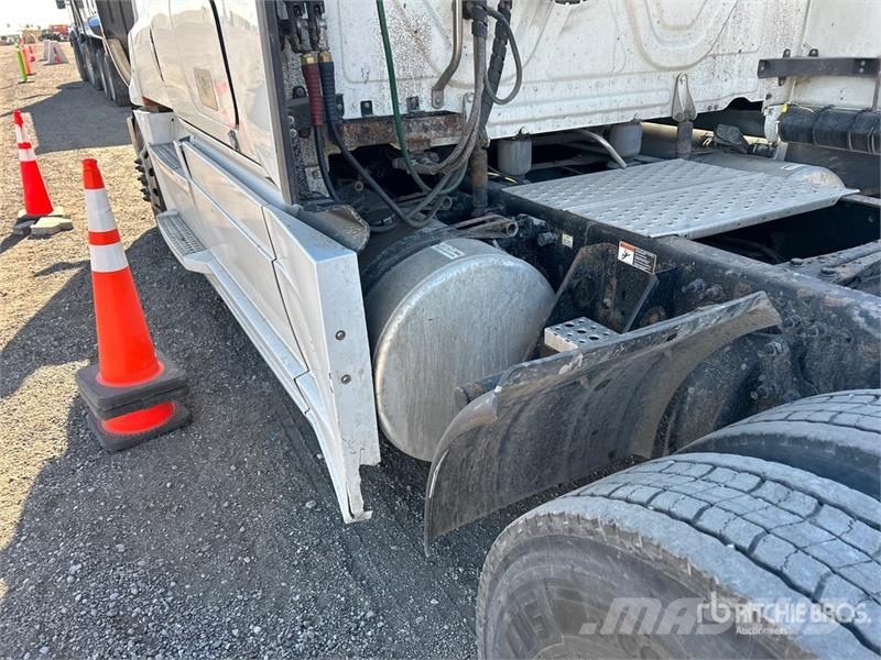 Freightliner Cascadia 126 6x4 T/A Sleeper Truck Tractor Sattelzugmaschinen